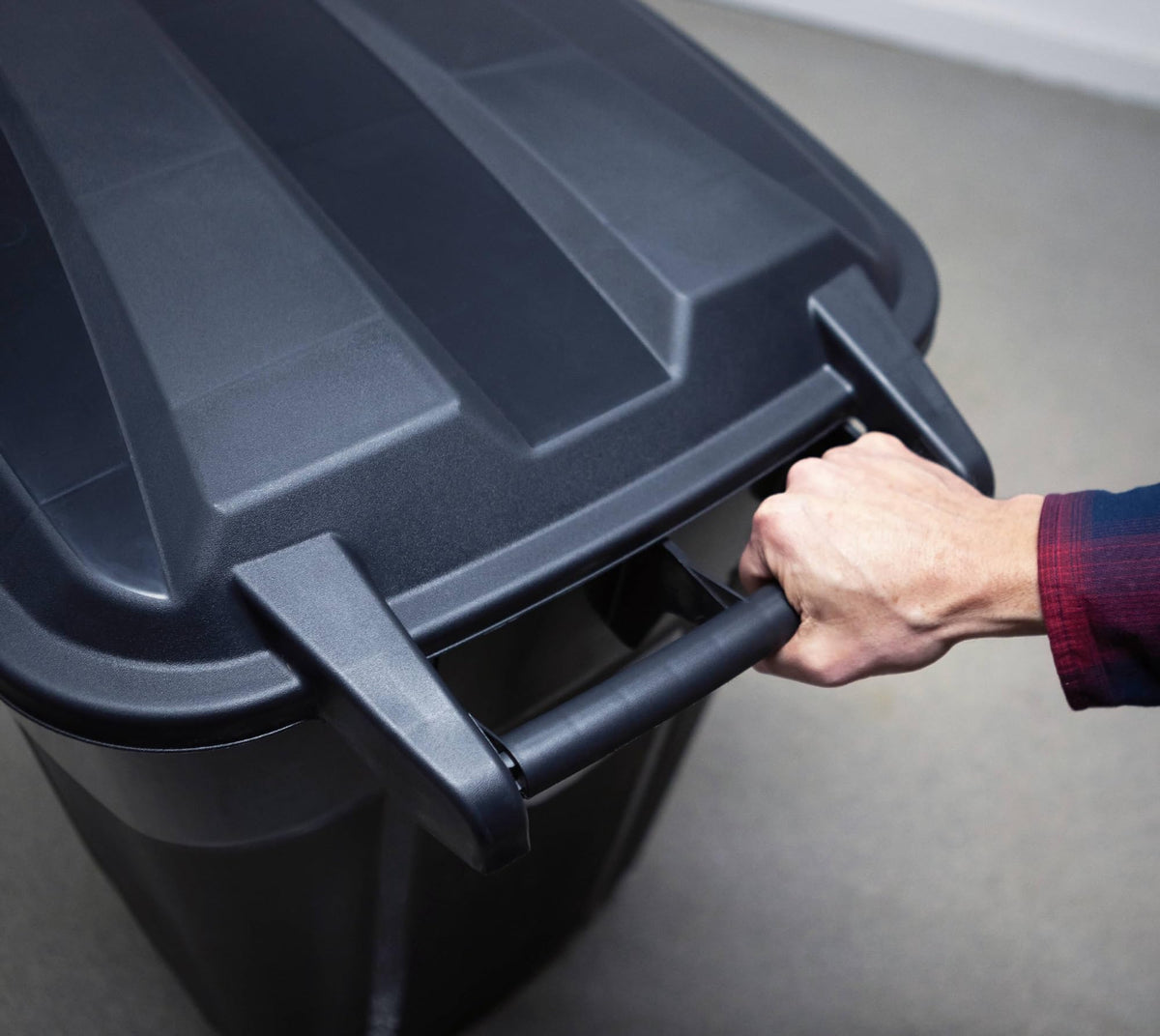 32 Gallon Black Plastic Garbage Can with Attached Lid A452288