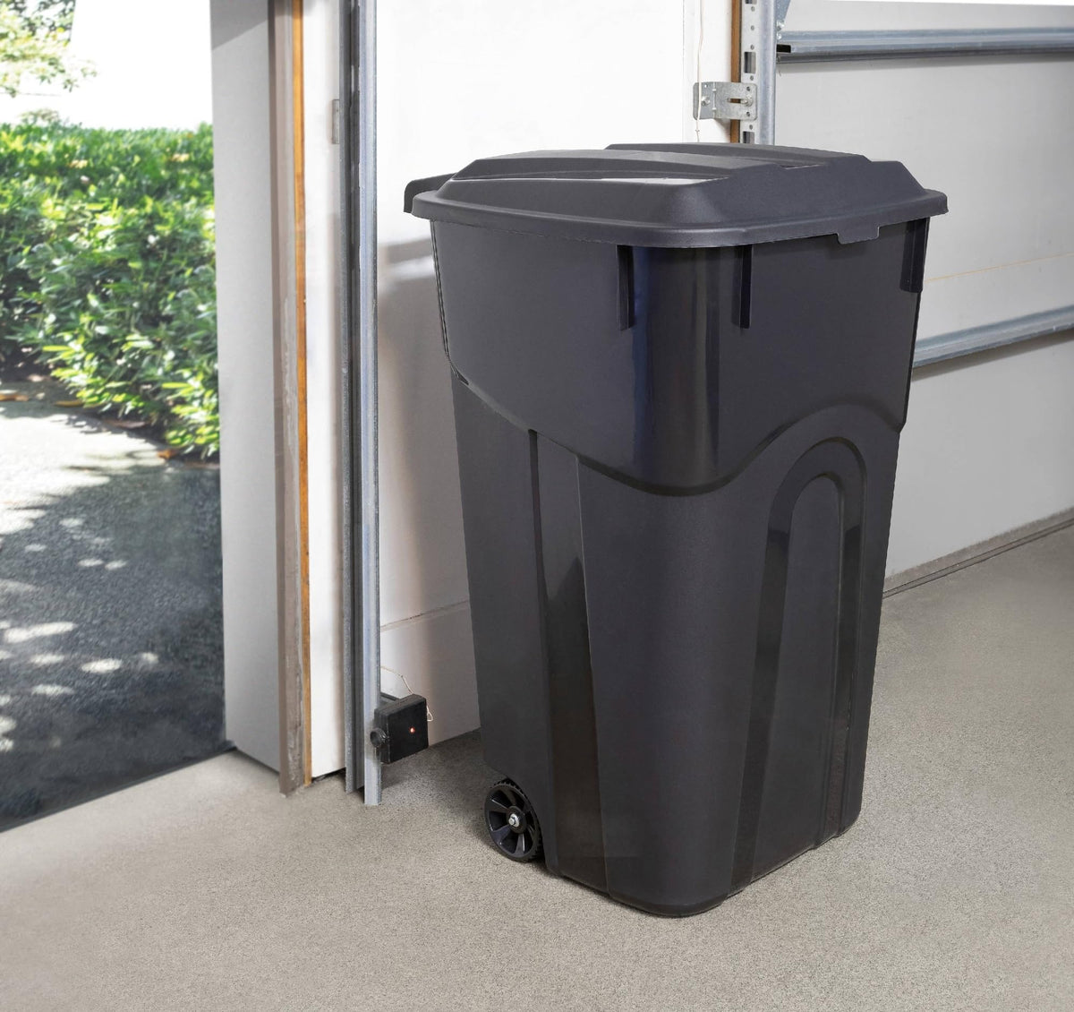32 Gallon Black Plastic Garbage Can with Attached Lid A452288